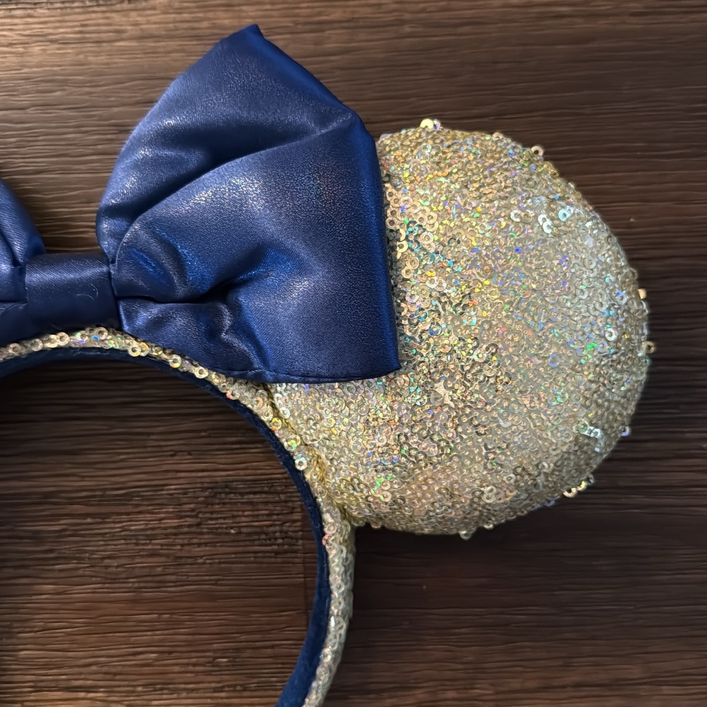Walt Disney World 50th Anniversary Gold Sequin EARidescent Blue Bow Ear Headband - Picture 3 of 9